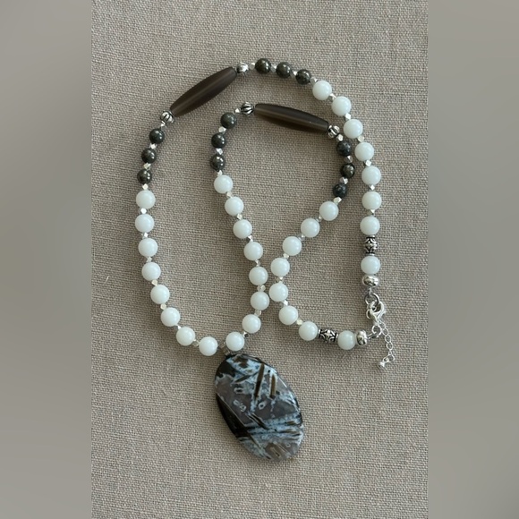 Beautiful 24 inch Mixed bead necklace (with matching earrings) - Picture 10 of 15